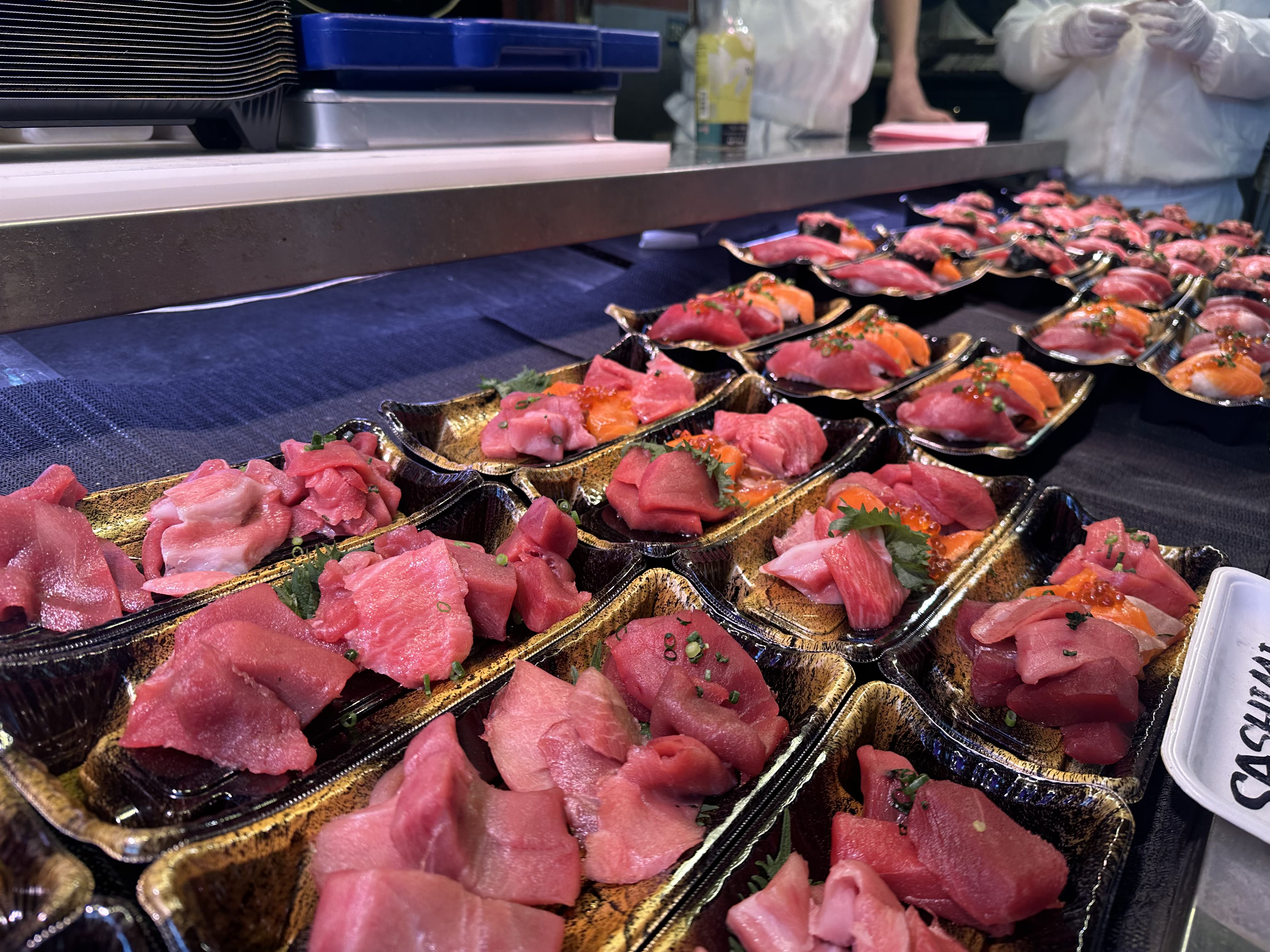 Skip-the-Line Tsukiji Market Food Tour with Local Tastings